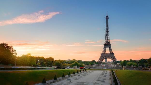 Torre Eiffel ao pôr do sol, vista dos jardins do Trocadéro em Paris